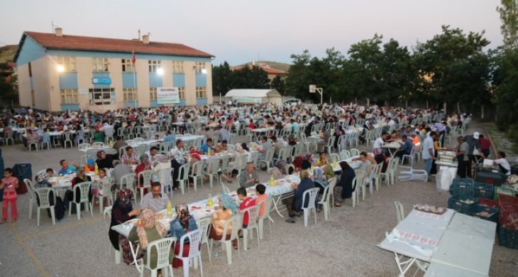 Yüzlerce Kişi  Aynı Sofrada Buluştu