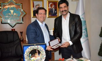 Sanatçı Uğur Işılak Başkan Yazgı’yı Ziyaret Etti