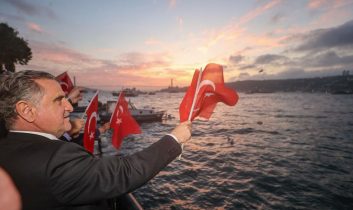 Zafer Haftası’nda anlamlı yolculuk: TCG Anadolu Gemisiyle Çanakkale’den İstanbul’a