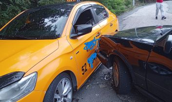 Tehlikeli yokuşta kaza: Tofaş ve taksi çarpıştı