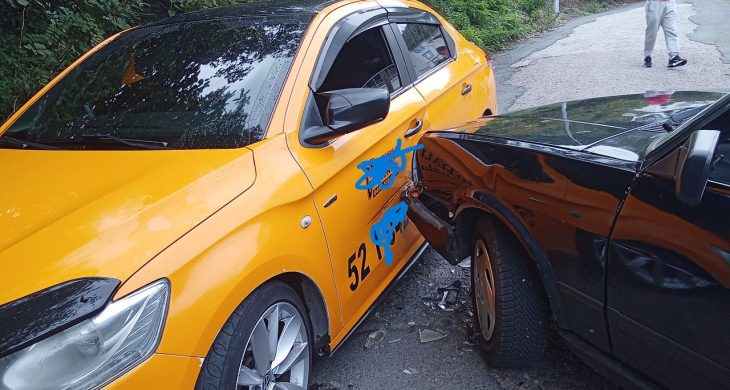 Tehlikeli yokuşta kaza: Tofaş ve taksi çarpıştı