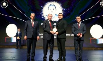 ÇOMÜ’nün Gururu Karav, TÜSEB Teşvik Ödülünü Cumhurbaşkanından aldı