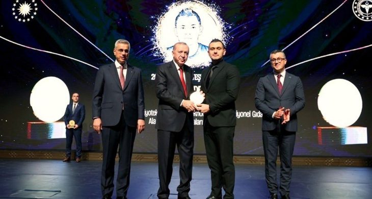 ÇOMÜ’nün Gururu Karav, TÜSEB Teşvik Ödülünü Cumhurbaşkanından aldı