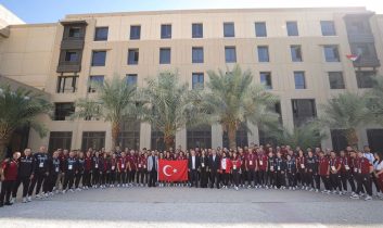 Bakan Bak, Suudi Arabistan’da millî sporcularla bir araya geldi