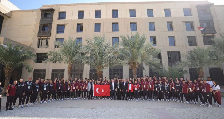 Bakan Bak, Suudi Arabistan’da millî sporcularla bir araya geldi