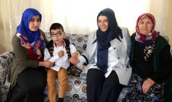 Yazgı, 8 Yaşındaki Engelli Arda’yı Evinde Ziyaret Etti