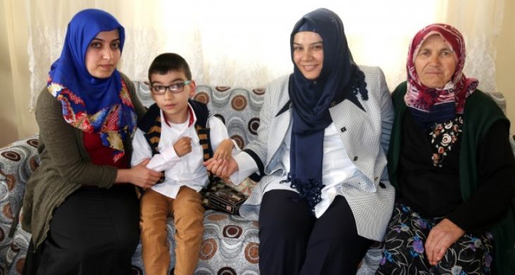 Yazgı, 8 Yaşındaki Engelli Arda’yı Evinde Ziyaret Etti