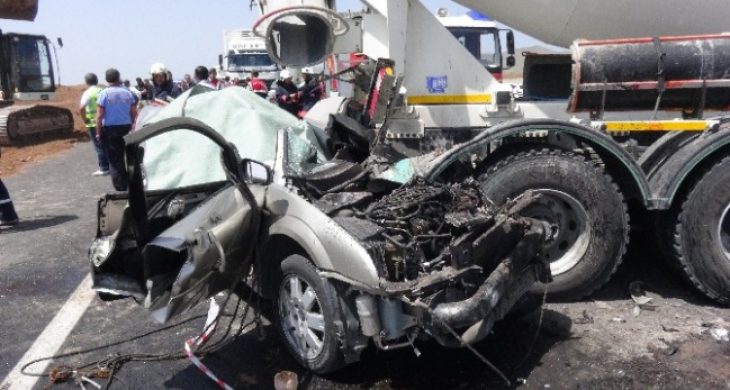 Aksaray’da Otomobil Beton Mikserine Çaptı