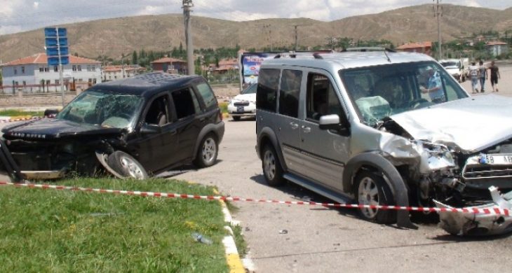 Aksaray’da Kamyonetle Cip Çarpıştı: Dört Yaralı