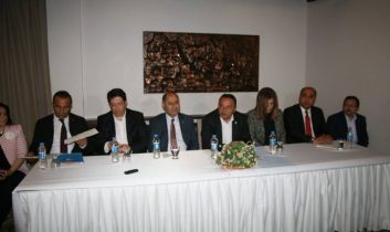 Muhalefet Havaalanını engellemeye çalışıyor