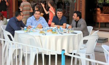 Sağlık çalışanları iftarda bir araya geldi