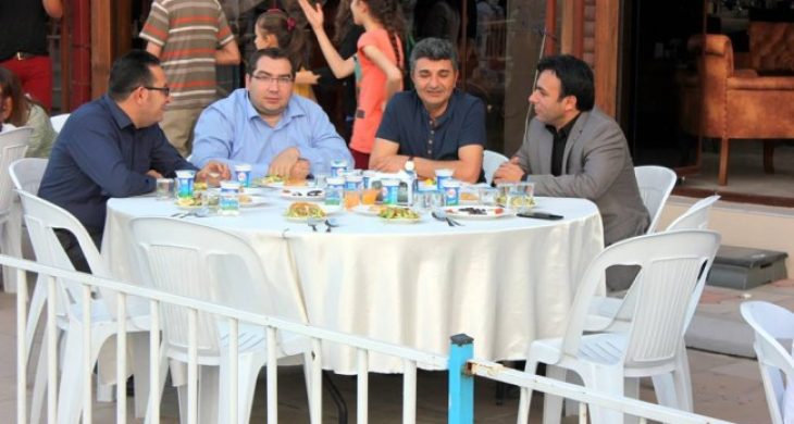 Sağlık çalışanları iftarda bir araya geldi