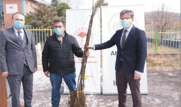 155 çiftçimize 14.790 adet fidan dağıtıldı