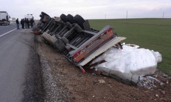 Hammadde Yüklü Tır Devrildi