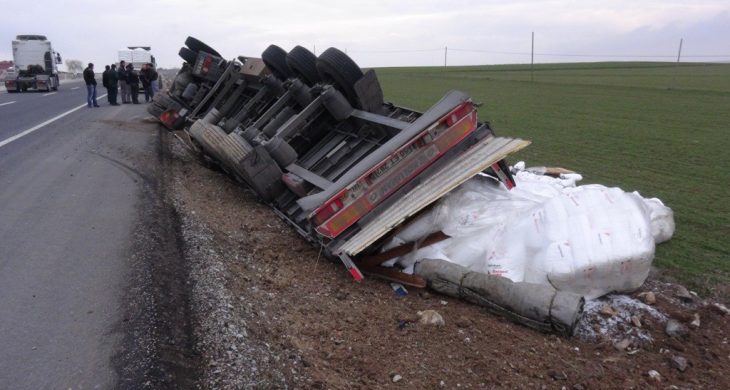 Hammadde Yüklü Tır Devrildi