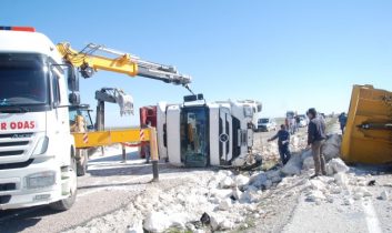 Taş Yüklü İki Kamyon Çarpıştı: 2 Yaralı