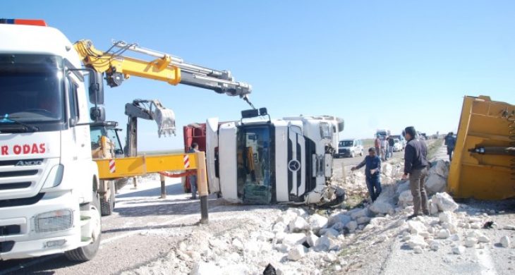 Taş Yüklü İki Kamyon Çarpıştı: 2 Yaralı