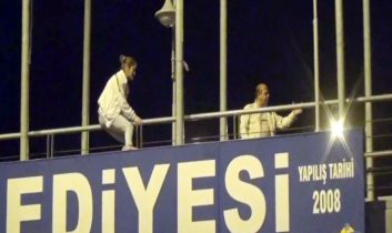 Genç Kızın Yaya Üst Geçidinde İntihar Girişimi