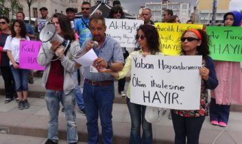 Hayvanseverler, Avcılık İhalesini Protesto Etti