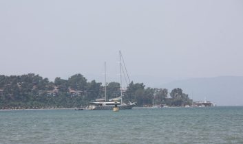 Marmaris açıklarında sürüklenen katamarandaki 2 kişi kurtarıldı