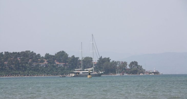 Marmaris açıklarında sürüklenen katamarandaki 2 kişi kurtarıldı