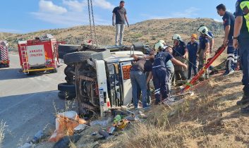 Kaza yapan aracın sürücüsü, araç içinde sıkıştı