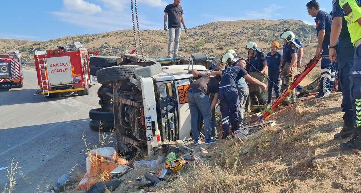 Kaza yapan aracın sürücüsü, araç içinde sıkıştı