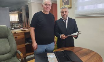 İsmail Karakaş’a tarihî emanet: Kudüs’ün Osmanlı Tapusu hediye edildi