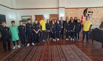 Fenerbahçe Spor Okulları sporcularından kaymakama ziyaret