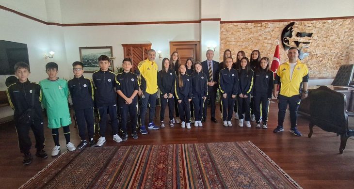 Fenerbahçe Spor Okulları sporcularından kaymakama ziyaret