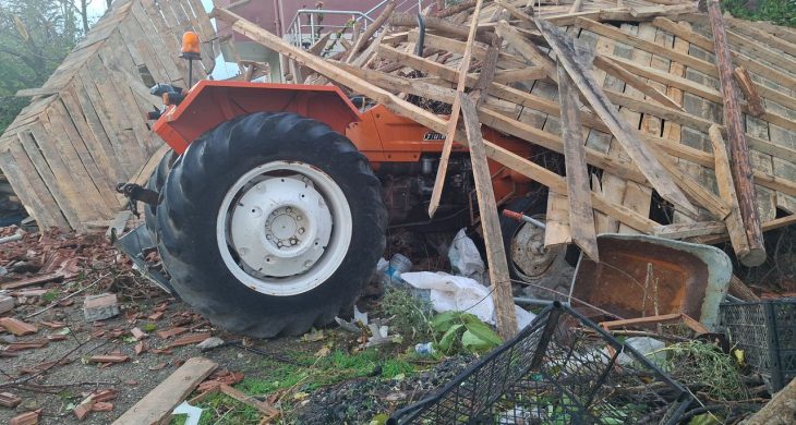 Beypazarı’nda Hortum evlerin ve ağılların çatısını uçurdu