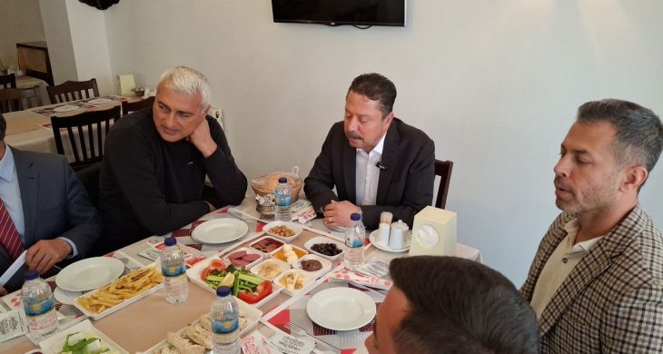 Belediye başkanı Dr. Özer Kasap, muhtarları dinliyor