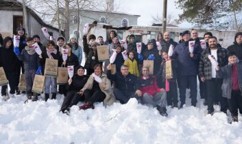 Vali Özarslan, çocuklarla kızak yaptı, kar topu oynadı