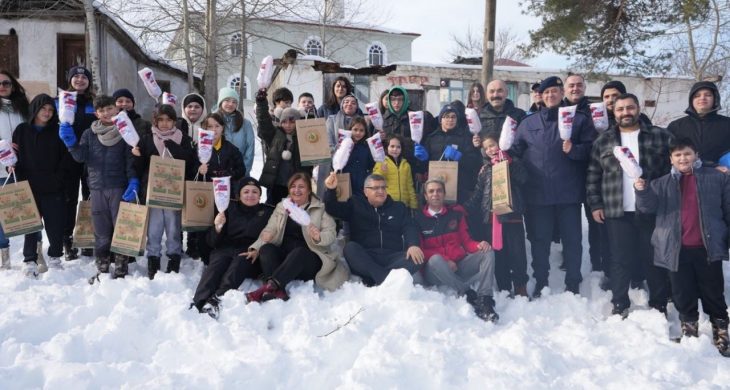Vali Özarslan, çocuklarla kızak yaptı, kar topu oynadı