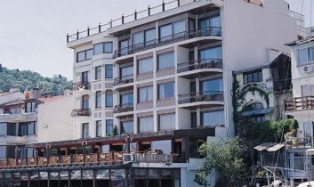 Bebek Otel’in sahil bölümündeki kaçak yapılar yıkılıyor