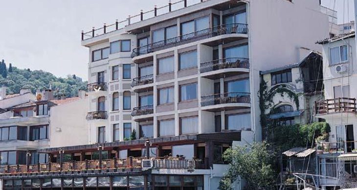 Bebek Otel’in sahil bölümündeki kaçak yapılar yıkılıyor