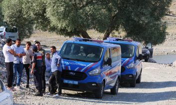 Serinlemek için baraja giren iki genç boğuldu