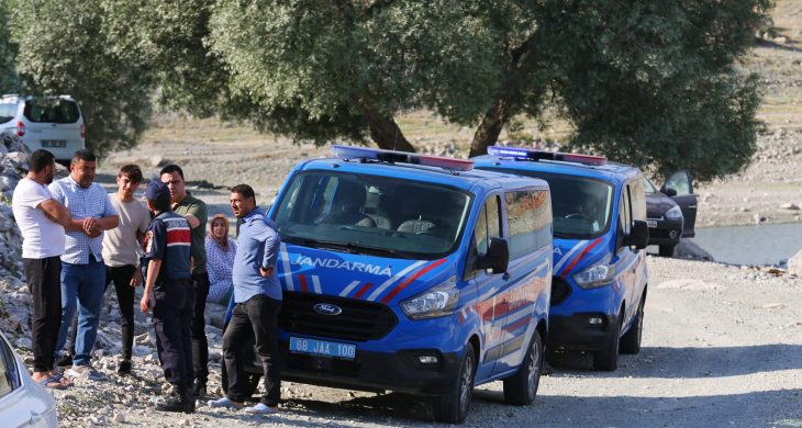 Serinlemek için baraja giren iki genç boğuldu