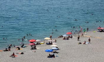 40 derece Antalya’yı boşalttı: Sahiller dolup taştı