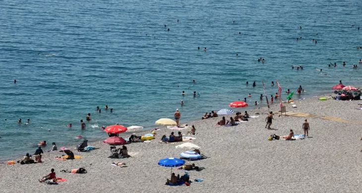 40 derece Antalya’yı boşalttı: Sahiller dolup taştı