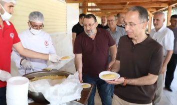 SDÜ’de 15 Temmuz şehitleri anısına helva dağıtıldı