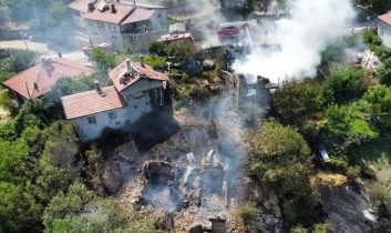 Akseki’de yangın evlere sıçradı: 3 ev zarar gördü