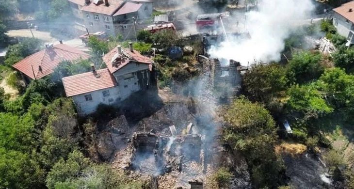 Akseki’de yangın evlere sıçradı: 3 ev zarar gördü