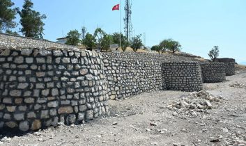 Çünür Tepesi’nde duvar yapım çalışmaları devam ediyor