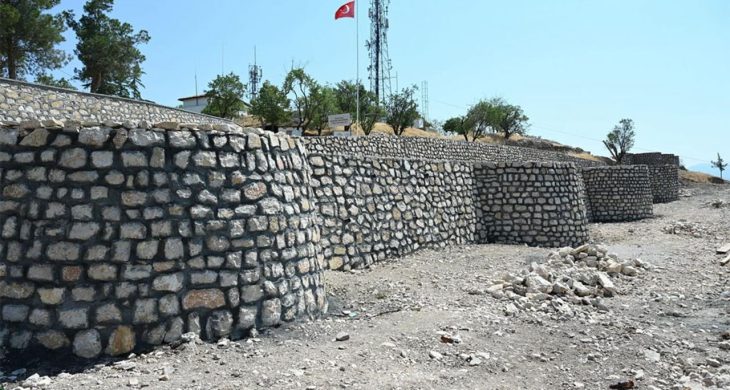 Çünür Tepesi’nde duvar yapım çalışmaları devam ediyor