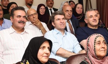 Amasya Valisi Önder Bakan’ın köy sakinleri ile sinema keyfi