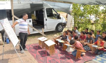 Amasya’da mevsimlik işçilerin çocuklarına “Çadır Yaz Kur’an Kursu”