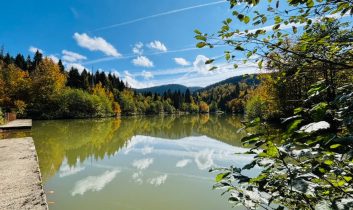 Sonbahar manzarasıyla Taşlıyatak Göleti büyülüyor!