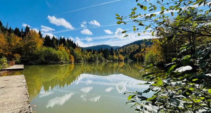 Sonbahar manzarasıyla Taşlıyatak Göleti büyülüyor!