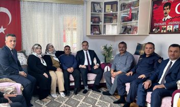 Ulus Kaymakamı Fırat Kadiroğlu’ndan şehit öğretmen Erol Ercan’ın ailesine ziyaret